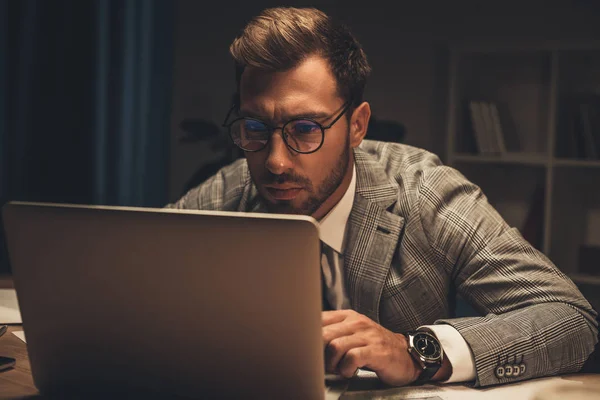 Zakenman werkt met laptop — Stockfoto