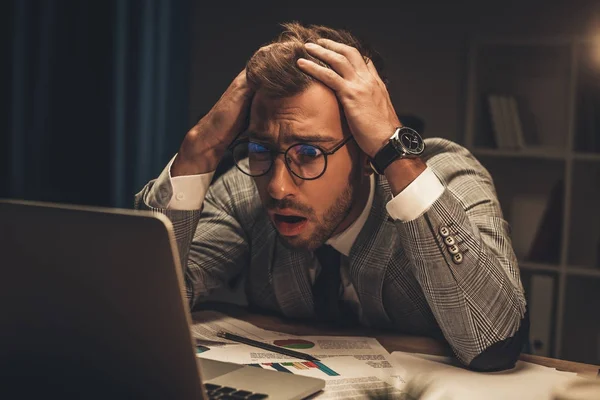 Scioccato uomo d'affari guardando il computer portatile — Foto Stock