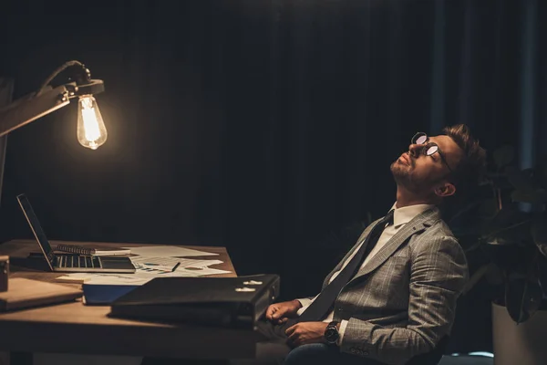 Śpiący biznesmen w biurze — Zdjęcie stockowe