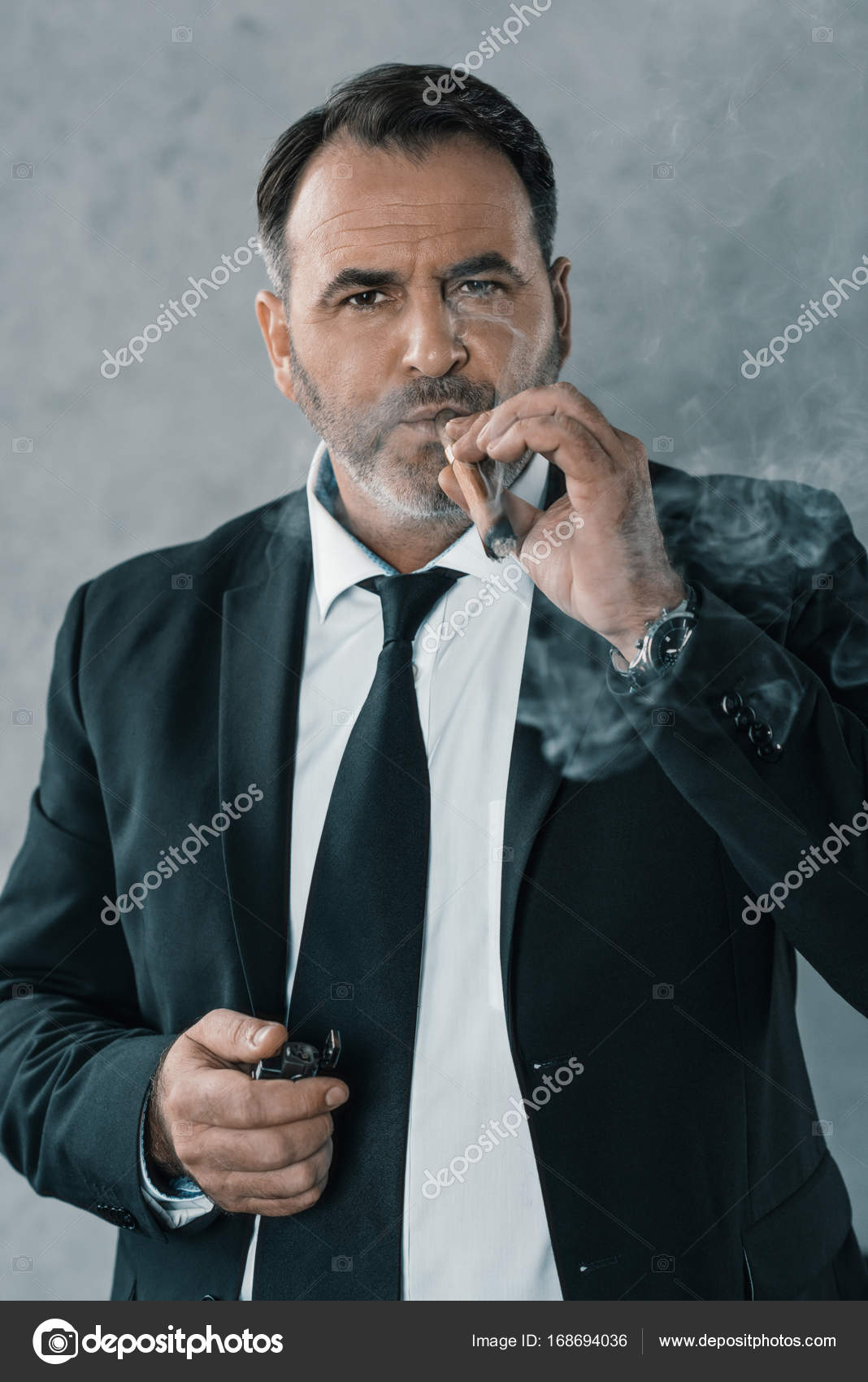 Photos businessman smoking Businessman smoking cigar — Stock Photo