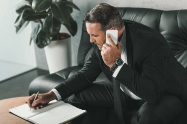 telefonla konuşan işadamı