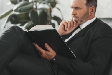 Kitap okunuyor