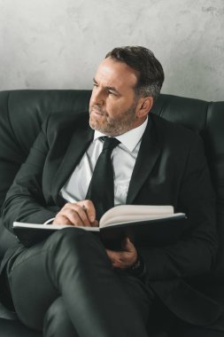 Not Defteri ile düşünceli işadamı