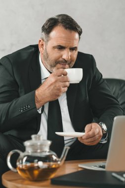 çay içmek işadamı