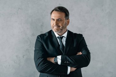 Çapraz kollu bir iş adamı