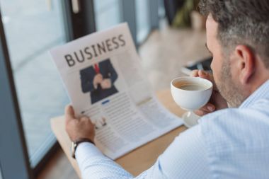 işadamı kahve içme ve gazete okuma