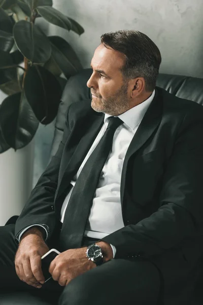 Uomo d'affari seduto sul divano — Foto Stock