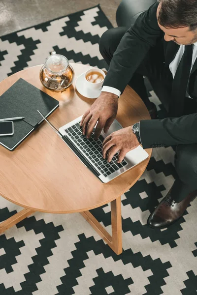 Homme d'affaires travaillant avec un ordinateur portable — Photo