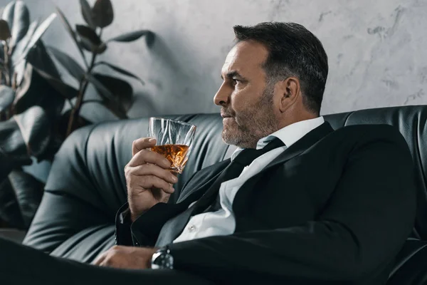 Uomo d'affari con bicchiere di whisky — Foto Stock