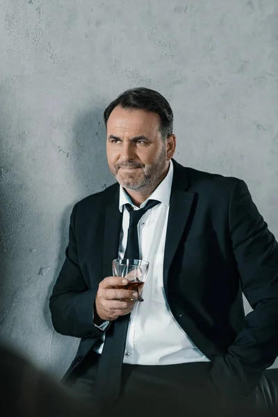 Uomo d'affari con bicchiere di whisky — Foto stock gratuita