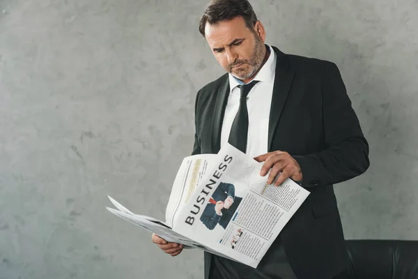 Businessman reading newspaper — Free Stock Photo