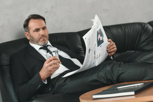 Businessman reading newspaper — Free Stock Photo