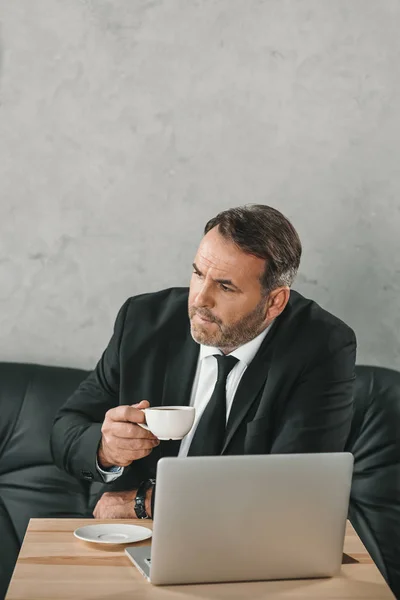 Businessman drinking coffee — Free Stock Photo