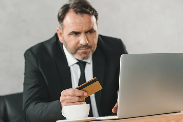 Businessman making e-shopping — Stock Photo, Image