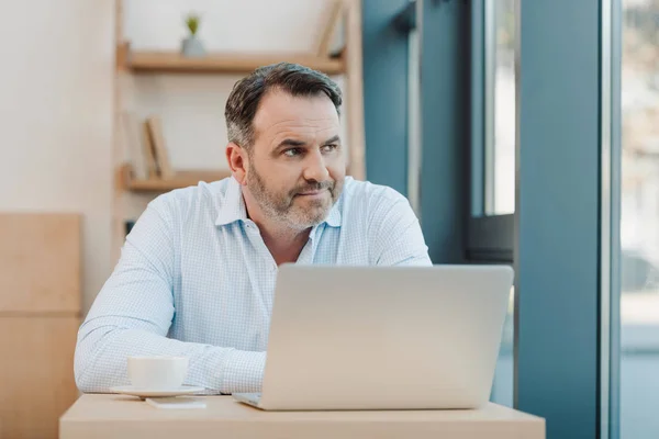 Uomo d'affari maturo con laptop — Foto Stock