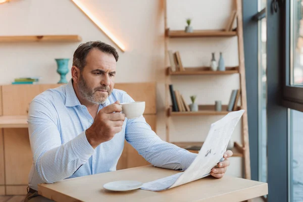 Reading newspaper — Stock Photo, Image