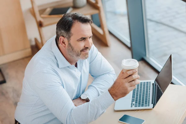 Empresário com xícara descartável de café — Fotografia de Stock