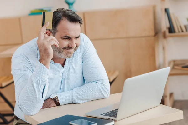 Uomo d'affari fare e-shopping — Foto Stock