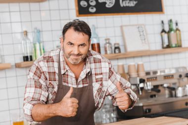 başparmak gösterilmesini barmen