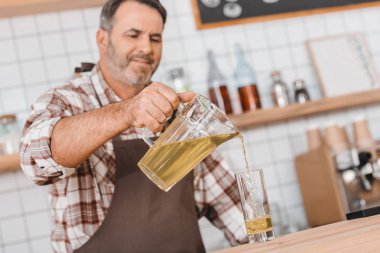 elma suyu bardakta dökme barmen