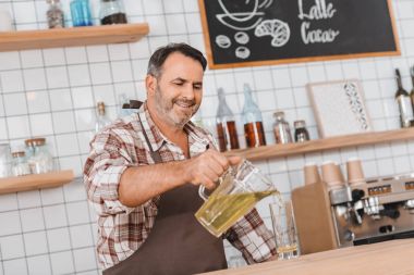 elma suyu bardakta dökme barmen