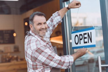kapı açık işareti asılı barmen