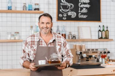Barmen ile çay tepsisi üzerinde
