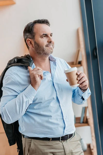 Бизнесмен с одноразовой чашкой кофе — стоковое фото