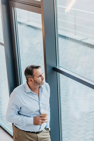 Hombre de negocios maduro con café — Foto de Stock