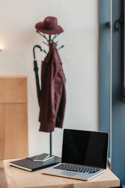 Laptop on table at cafe — Free Stock Photo