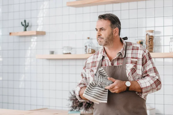 Bartender wiping glass — Stock Photo, Image