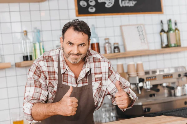 Barista mostrando pollici in su — Foto Stock