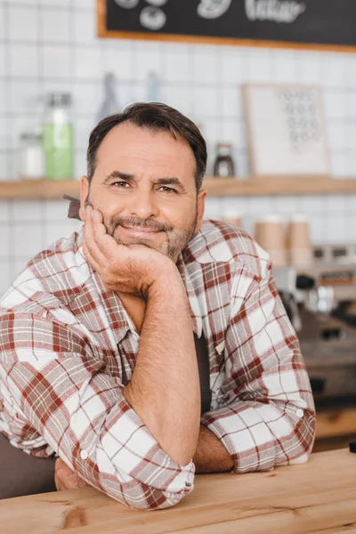 Ώριμη μπάρμαν στο café — Φωτογραφία Αρχείου