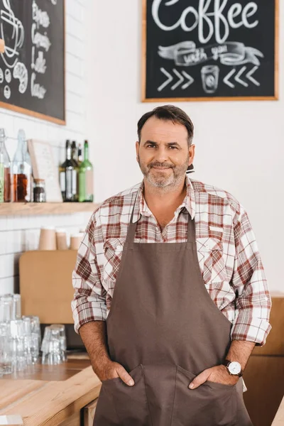 Barman in schort in café — Stockfoto