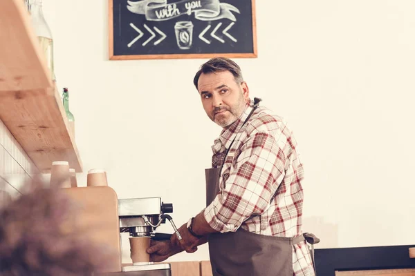 Bartender förbereda kaffe — Stockfoto