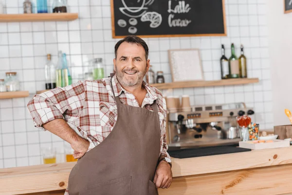 Bartender leaning on bar counter — Stock Photo, Image