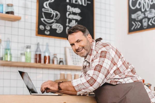 Barkeeper mit Laptop — Stockfoto