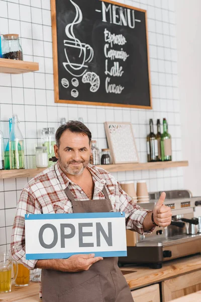 Bartender showing thumb up — Free Stock Photo