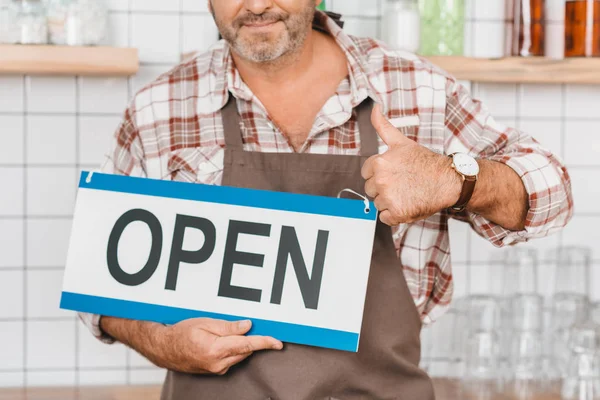 Bartender showing thumb up — Free Stock Photo