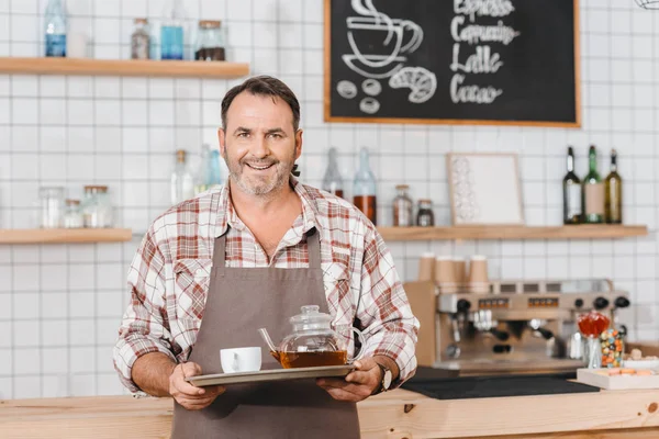 Barmen ile çay tepsisi üzerinde