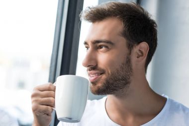 kahve içme adam gülümsüyor