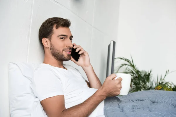 Yatakta Akıllı Telefondan Konuşan Adam — Stok fotoğraf