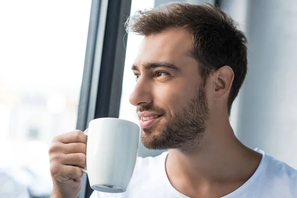 Uśmiechnięty mężczyzna pije kawę — Zdjęcie stockowe