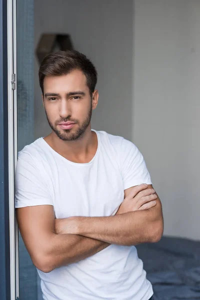 Man posing with arms crossed — Stock Photo, Image