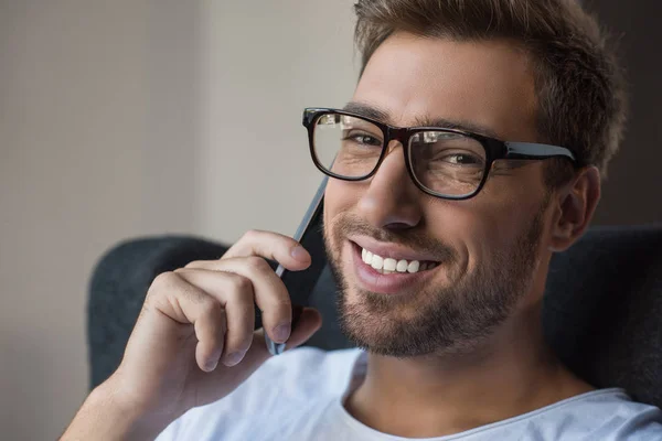 Uomo sorridente che parla su smartphone — Foto Stock