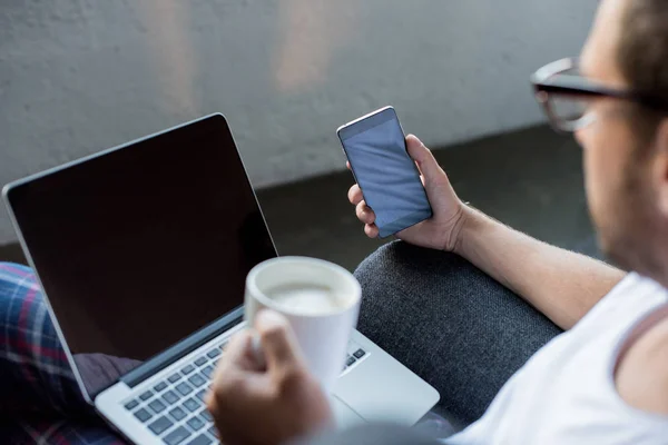 Uomo con laptop e smartphone — Foto Stock