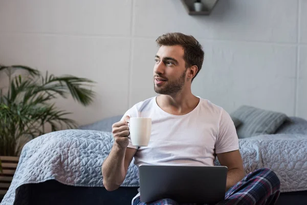 Uomo con caffè e laptop — Foto Stock