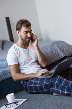 Adam telefonda laptop kullanarak