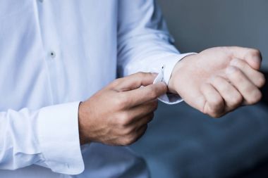 Kelepçeleri kadar düğmelerini adam