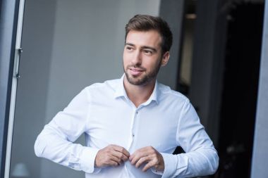 Tişörtünü kadar düğmelerini adam